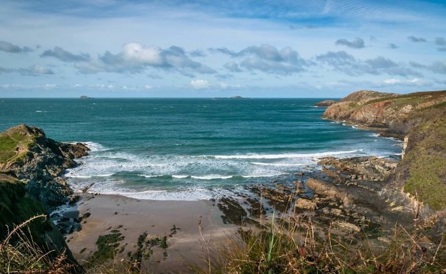 A quiet bay surrounded by rolling cliffs